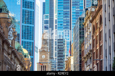 Clock Tower von Sydney Town Hall und gegensätzliche architektonische Stile der modernen und alten Gebäuden in Sydney, NSW, Australien. Stockfoto