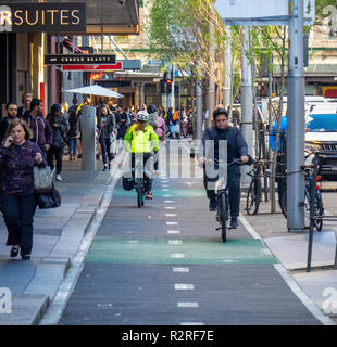 Radfahrer pendeln entlang einer dedizierten Radweg passiert auch in der CBD Sydney, NSW, Australien. Stockfoto
