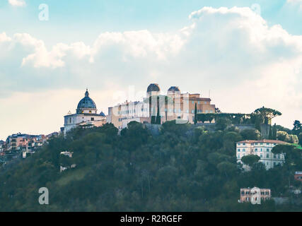 Castel Gandolfo (Italien) - eine eindrucksvolle kleine Stadt in der Metropole Rom, auf dem Albaner See, bekannt als die Sommerresidenz des Papstes. Stockfoto