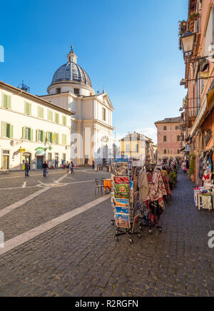 Castel Gandolfo (Italien) - eine eindrucksvolle kleine Stadt in der Metropole Rom, auf dem Albaner See, bekannt als die Sommerresidenz des Papstes. Stockfoto