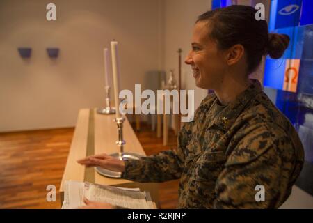 Lt. Jennifer Howe, der U.S. Navy chaplain mit 8 Communications Bataillon, II Marine Expeditionary Force Information Group Predigt während der Übung. Trident Trident Zeitpunkt 18 Zeitpunkt 18 verbessert die USA und die NATO-Verbündeten und Fähigkeiten der Partner zur Zusammenarbeit militärische Operationen unter schwierigen Bedingungen durchzuführen. Stockfoto