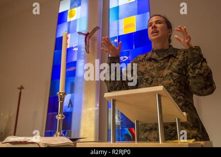 Lt. Jennifer Howe, der U.S. Navy chaplain mit 8 Communications Bataillon, II Marine Expeditionary Force Information Group Predigt während der Übung. Trident Trident Zeitpunkt 18 Zeitpunkt 18 verbessert die USA und die NATO-Verbündeten und Fähigkeiten der Partner zur Zusammenarbeit militärische Operationen unter schwierigen Bedingungen durchzuführen. Stockfoto