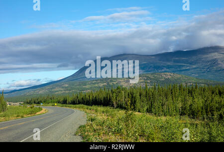 Ein Blick auf den Alaska Highway in Kanada zwischen Whitehorse und Haines Junction Stockfoto