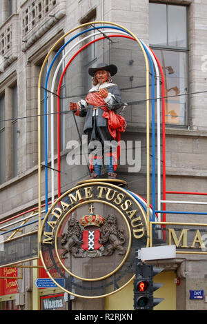 AMSTERDAM. Niederlande - August 9, 2009: Blick von Madame Tussaud Wax Museum, neben dem Königlichen Palast. Es ist eine große Touristenattraktion in Amsterdam Stockfoto