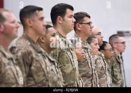 Soldaten der US-Armee Hauptsitz und Sitz des Unternehmens sind am Ende der Tour Auszeichnungen im Camp Arifjan, Kuwait, Nov. 5, 2018 präsentiert. Ende der Tour Awards eine Umwelt fördern von persistenten Exzellenz unserer militärischen. Stockfoto