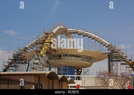 LOS ANGELES, Ca - 22. MAI 2009 - Wahrzeichen LAX Begegnung Thema Restaurant unter Gerüst für Renovierung, Los Angeles International Airport, LA, CA Stockfoto