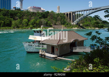 NIAGARA FALLS, USA - Juni 1, 2010: Touristen die Mädchen des Nebels boarding in Niagara Falls, USA. Stockfoto