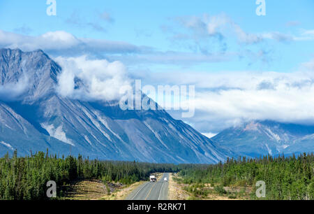 Ein Blick auf den Alaska Highway in Kanada zwischen Whitehorse und Haines Junction Stockfoto