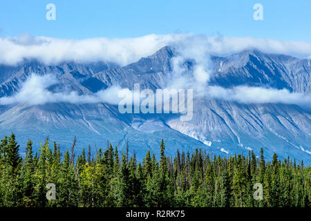 Ein Blick auf die harte Zeit Berg vom Canyon auf den Alaska Highway in Kanada, zwischen Whitehorse und Haines Junction Stockfoto