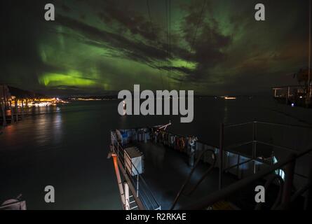 TRONDHEIM, Norwegen (Nov 4, 2018) - Die Blue Ridge-Befehl und Kontrolle Schiff USS Mount Whitney (LCC 20) ist unter Nordlicht in Trondheim, Norwegen, Nov 4, 2018. Mount Whitney, Vorwärts- und Gaeta, Italien eingesetzt, ist die Teilnahme an multilateralen Übung Trident Zeitpunkt 18 die NATO Response Forces zu zertifizieren und Interoperabilität entwickeln unter den teilnehmenden NATO- und Partnerstaaten. Stockfoto