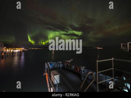 TRONDHEIM, Norwegen (Nov 4, 2018) - Die Blue Ridge-Befehl und Kontrolle Schiff USS Mount Whitney (LCC 20) ist unter Nordlicht in Trondheim, Norwegen, Nov 4, 2018. Mount Whitney, Vorwärts- und Gaeta, Italien eingesetzt, ist die Teilnahme an multilateralen Übung Trident Zeitpunkt 18 die NATO Response Forces zu zertifizieren und Interoperabilität entwickeln unter den teilnehmenden NATO- und Partnerstaaten. Stockfoto