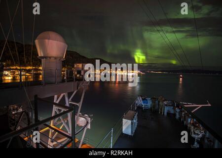 TRONDHEIM, Norwegen (Nov 4, 2018) - Die Blue Ridge-Befehl und Kontrolle Schiff USS Mount Whitney (LCC 20) ist unter Nordlicht in Trondheim, Norwegen, Nov 4, 2018. Mount Whitney, Vorwärts- und Gaeta, Italien eingesetzt, ist die Teilnahme an multilateralen Übung Trident Zeitpunkt 18 die NATO Response Forces zu zertifizieren und Interoperabilität entwickeln unter den teilnehmenden NATO- und Partnerstaaten. Stockfoto
