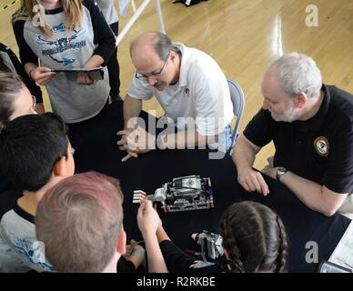 Chula Vista, Kalifornien (4. 3, 2018) Platz und Naval Warfare Systems Command (Spawar) Assistant Chief Engineer Herr Greg Shaffer, Linke und Dr. Stephen Russell, Chief Technology Officer genießen Sie ihre Rolle als Roboter Inspektoren während der 10. jährlichen Mayfield High School/SPAWAR für Inspiration und Anerkennung von Wissenschaft und Technologie (ersten) LEGO League robotics qualifizierende Turnier. Mehr als 60 SPAWAR Freiwillige in die Veranstaltung unterstützt, Schiedsrichter, Richter, Timer und Mentoren. Erste Robotik Wettbewerbe kombinieren die Aufregung von Sport und Wissenschaft und Technologie und eine einzigartige Gelegenheit für erstellen Stockfoto