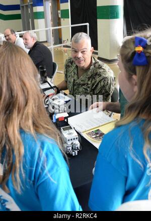 Chula Vista, Kalifornien (4. 3, 2018) Hintere Adm. Ron Fritzemeier, Chief Engineer zu Raum und Naval Warfare Systems Command (Spawar) plaudert mit Wettbewerbern auf die Inspektion Tabelle zugewiesen während des 10. jährlichen Mayfield High School/SPAWAR für Inspiration und Anerkennung von Wissenschaft und Technologie (ersten) LEGO League robotics qualifizierende Turnier. Mehr als 60 SPAWAR Freiwillige in die Veranstaltung unterstützt, Schiedsrichter, Richter, Timer und Mentoren. Erste Robotik Wettbewerbe kombinieren die Aufregung von Sport und Wissenschaft und Technologie und eine einzigartige Gelegenheit für Studenten für Stipendium konkurrieren zu erstellen Stockfoto