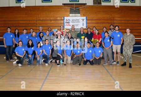 Chula Vista, Kalifornien (4. 3, 2018) Platz und Naval Warfare Systems Command (Spawar) vor Ort freiwillige posieren für ein Foto während des 10. jährlichen Mayfield High School/SPAWAR für Inspiration und Anerkennung von Wissenschaft und Technologie (ersten) LEGO League robotics qualifizierende Turnier. Mehr als 60 SPAWAR Freiwilligen während des Trainings und der Konkurrenz als Schiedsrichter, Richter, Timer und Mentoren unterstützt. Erste Robotik Wettbewerbe kombinieren die Aufregung von Sport und Wissenschaft und Technologie und eine einzigartige Gelegenheit für Studenten für Stipendien zu konkurrieren, während das Entwerfen, das Erstellen und Progr Stockfoto