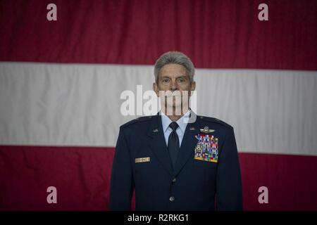 Us Air Force Brig. Gen. Kevin J. Keehn, Kommandant der New Jersey Air National Guard, steht an Aufmerksamkeit während der Änderung der Befehl Zeremonie für Oberst John M. Cosgrove und Oberst Patrick M. Kennedy auf einer gemeinsamen Basis Mc Guire-Dix - Lakehurst, New Jersey, November 4, 2018. Stockfoto