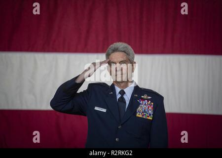 Us Air Force Brig. Gen. Kevin J. Keehn, Kommandant der New Jersey Air National Guard, grüßt, während der Befehl Zeremonie für Oberst John M. Cosgrove und Oberst Patrick M. Kennedy auf einer gemeinsamen Basis Mc Guire-Dix - Lakehurst, New Jersey, November 4, 2018. Stockfoto
