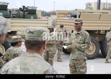 Soldaten aus der 289 Quartermaster Firma, 553Rd Combat Sustainment Support Battalion, starten Sie einen Konvoi Nov. 5 von Fort Sam Houston zur Unterstützung der US Northern Command. USNORTHOM ist die militärische Unterstützung für das Ministerium für Heimatschutz und den US-amerikanischen Zoll- und Grenzschutzbehörden der südlichen Grenze der Vereinigten Staaten zu sichern. . Stockfoto