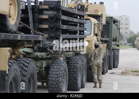 Soldaten aus der 289 Quartermaster Firma, 553Rd Combat Sustainment Support Battalion, starten Sie einen Konvoi Nov. 5 von Fort Sam Houston zur Unterstützung der US Northern Command. USNORTHOM ist die militärische Unterstützung für das Ministerium für Heimatschutz und den US-amerikanischen Zoll- und Grenzschutzbehörden der südlichen Grenze der Vereinigten Staaten zu sichern. Stockfoto