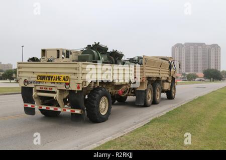 Soldaten aus der 289 Quartermaster Firma, 553Rd Combat Sustainment Support Battalion, starten Sie einen Konvoi Nov. 5 von Fort Sam Houston zur Unterstützung der US Northern Command. USNORTHOM ist die militärische Unterstützung für das Ministerium für Heimatschutz und den US-amerikanischen Zoll- und Grenzschutzbehörden der südlichen Grenze der Vereinigten Staaten zu sichern. Stockfoto