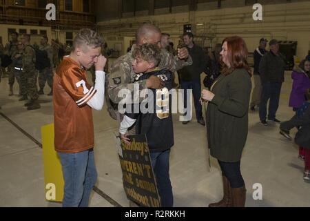 Einen Flieger von der 726th Air Control Squadron kehrt von der Bereitstellung und schließt seine Familie. Über 100 Piloten aus der 726th ACS eingesetzt mit der Aufgabe der Unterstützung der Kommunikation zwischen Luft- und Bodeneinheiten. Stockfoto