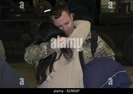 Einen Flieger von der 726th Air Control Squadron kehrt von der Bereitstellung und umfasst sein Ehepartner. Über 100 Piloten aus der 726th ACS eingesetzt mit der Aufgabe der Unterstützung der Kommunikation zwischen Luft- und Bodeneinheiten. Stockfoto