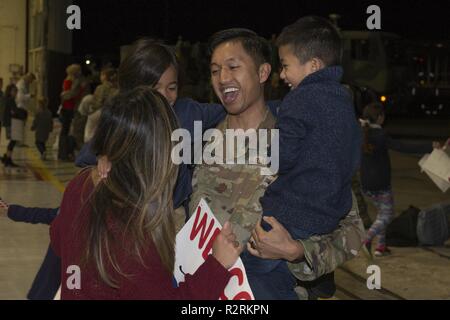 Einen Flieger von der 726th Air Control Squadron kehrt von der Bereitstellung und wird von seiner Familie begrüßt. Über 100 Piloten aus der 726th ACS eingesetzt mit der Aufgabe der Unterstützung der Kommunikation zwischen Luft- und Bodeneinheiten. Stockfoto