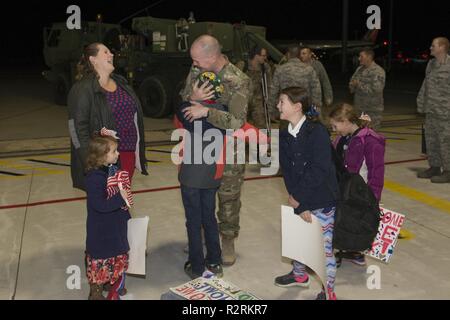 Einen Flieger von der 726th Air Control Squadron kehrt von der Bereitstellung und schließt seine Familie. Über 100 Piloten aus der 726th ACS eingesetzt mit der Aufgabe der Unterstützung der Kommunikation zwischen Luft- und Bodeneinheiten. Stockfoto