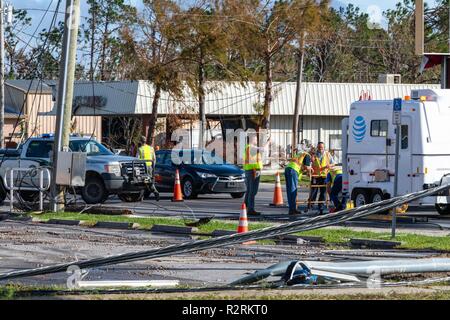 Panama City, FL., Okt. 26, 2018 -- Mannschaften arbeiten Telekommunikation in der Florida Panhandle wiederherzustellen, nachdem Hurrikan Michael am 10. Oktober schlug, als Hurrikan der Kategorie 4, Verpackung 155 MPH Winden. Die FEMA/K.C. Wilsey Stockfoto