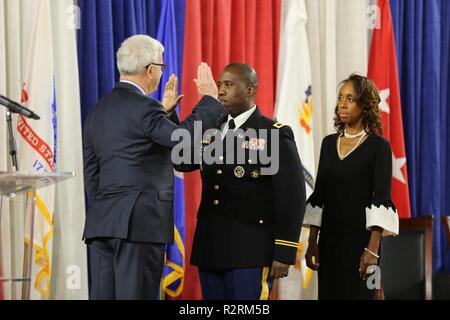 Oberstleutnant Earl G. Matthews rezitiert die Eid in seiner neuen Rang eines Oberst an November 3, vereidigt werden, auf dem Bohrer, der Distrikt von Columbia National Guard Armory, in Washington, D.C. Earl dient auch als der Mitarbeiter Judge Advocate für die gemeinsame Kraft Sitz des District of Columbia. Stockfoto