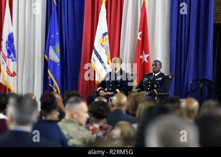 Generalmajor William J. Walker, Kommandierender General, District of Columbia der National Guard, der Gastgeber die Förderung Zeremonie für Oberstleutnant Earl G. Matthews, an November 3, auf der Bohrmaschine Stock des D.C. National Gaurd Armory, in Washington, D.C. Matthews wurde in den Rang eines Oberst befördert. Stockfoto