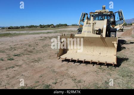 Eine hohe Mobilität Ingenieur Hydraulikbagger zu 36th Engineer Brigade, von Fort Hood, Texas zugewiesen ist, kommt an Davis-Monthan Air Force Base, Tucson, Ariz. Nov. 5, 2018. Us Northern Command ist die militärische Unterstützung für das Ministerium für Heimatschutz und den US-amerikanischen Zoll- und Grenzschutzbehörden der südlichen Grenze der Vereinigten Staaten zu sichern. Stockfoto