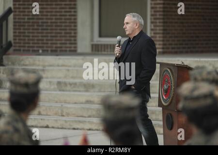 Pensionierte Sgt. Maj. Lewis Lee, dem 13 Sergeant Major des Marine Corps, gibt eine Rede über die Marine Corps Recruit Depot Parris Island, S.C., Nov. 3, 2018 Reden über die Entwicklung der Rolle der weiblichen bohren Ausbilder im Laufe der Jahre. Marines und spezielle Gäste nahmen an 32. Jahrestag des 4. und das Bataillon der Centennial Kennzeichnung 100 Jahre Frauen in der Marine Corps. Stockfoto