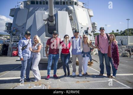 PEARL HARBOR (Nov. 4, 2018) die Major League Baseball (MLB) Spieler und ihre Familien besuchen Arleigh Burke Klasse geführte Anti-raketen-Zerstörer USS William S. Lawrence (DDG110) während einer Tour von Joint Base Pearl Harbor-Hickam. Die MLB Spieler nahm auch an einer Vereinigten durch Lesen Veranstaltung durch das Lesen für die Kinder der Mitglieder. Stockfoto