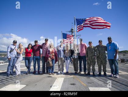 PEARL HARBOR (Nov. 4, 2018) die Major League Baseball (MLB) Spieler und ihre Familien besuchen Arleigh Burke Klasse geführte Anti-raketen-Zerstörer USS William S. Lawrence (DDG110) während einer Tour von Joint Base Pearl Harbor-Hickam. Die MLB Spieler nahm auch an einer Vereinigten durch Lesen Veranstaltung durch das Lesen für die Kinder der Mitglieder. Stockfoto