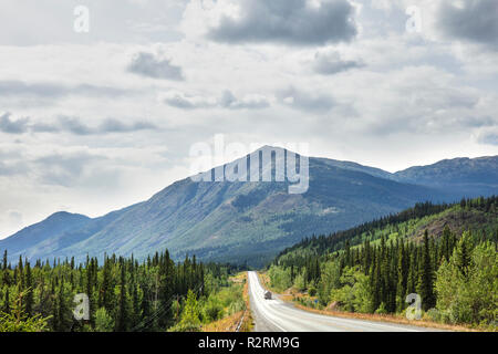 Ein Blick auf die Stewart-Cassiar Highway in der Nähe der guten Hoffnung Lake in British Columbia, Kanada Stockfoto
