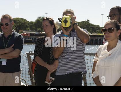 PEARL HARBOR (Nov. 4, 2018) pensionierten Major League Baseball (MLB) player Javier Vasquez erhält eine Marine infrarot Wärmebildkamera zu testen bei seinem Besuch an Bord Arleigh Burke Klasse geführte Anti-raketen-Zerstörer USS Wayne E.Meyer (DDG108) während einer Tournee Joint Base Pearl Harbor-Hickam. Die MLB Spieler nahm auch an einer Vereinigten durch Lesen Veranstaltung durch das Lesen für die Kinder der Mitglieder. Stockfoto