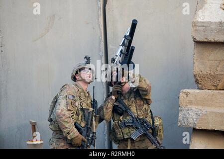 Troopers zur 1. Staffel zugeordnet, 3.Kavallerie Regiments, betreiben die Drohne Defender während ein Zähler - Unmanned Aerial system Bohrers, während in den Irak, Okt. 30, 2018 bereitgestellt. Die 3. Cav. Regt. ist zur Unterstützung der Operation inhärenten Lösung bereitgestellt, die Arbeit von, mit und durch die irakischen Sicherheitskräfte und Koalitionspartner ISIS in Gebieten des Irak und Syrien zu besiegen. Stockfoto