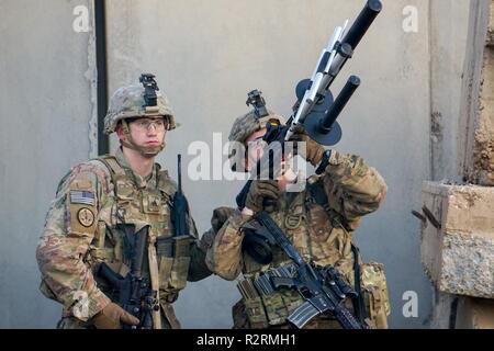 Troopers zur 1. Staffel zugeordnet, 3.Kavallerie Regiments, betreiben die Drohne Defender während ein Zähler - Unmanned Aerial system Bohrers, während in den Irak, Okt. 30, 2018 bereitgestellt. Die 3. Cav. Regt. ist zur Unterstützung der Operation inhärenten Lösung bereitgestellt, die Arbeit von, mit und durch die irakischen Sicherheitskräfte und Koalitionspartner ISIS in Gebieten des Irak und Syrien zu besiegen. Stockfoto