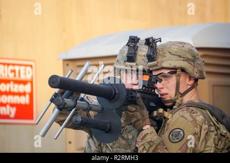 Troopers zur 1. Staffel zugeordnet, 3.Kavallerie Regiments, betreiben die Drohne Defender während ein Zähler - Unmanned Aerial system Bohrers, während in den Irak, Okt. 30, 2018 bereitgestellt. Die 3. Cav. Regt. ist zur Unterstützung der Operation inhärenten Lösung bereitgestellt, die Arbeit von, mit und durch die irakischen Sicherheitskräfte und Koalitionspartner ISIS in Gebieten des Irak und Syrien zu besiegen. Stockfoto