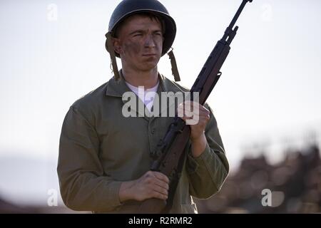 Us Marine Corps Lance Cpl. Charles Figorski, Military Police Officer mit Sitz und Hauptverwaltung Squadron, beteiligt sich an der im Marine Corps Geburtstag einheitliche Pageant am Marine Corps Air Station Iwakuni, Japan, November 5, 2018. Die jährliche Zeremonie zu Ehren der im Marine Corps Geburtstag statt. Es umfasste eine historische Uniform pageant Marines der Vergangenheit, Gegenwart und Zukunft zu Ehren, während der der Weitergabe der Tradition von einer Generation zur nächsten. Stockfoto