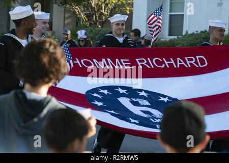 CHULA VISTA, Kalifornien (4. 2, 2018) Segler, die Amphibious Assault ship USS BONHOMME RICHARD (LHD6) März in die 13. jährliche Ehrung unseres Helden Veterans Day Parade von Veteran's Grundschule gehostet werden. Bonhomme Richard ist in seinen Heimathafen San Diego. Stockfoto