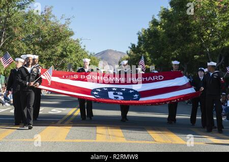 CHULA VISTA, Kalifornien (4. 2, 2018) Segler, die Amphibious Assault ship USS BONHOMME RICHARD (LHD6) März in die 13. jährliche Ehrung unseres Helden Veterans Day Parade von Veteran's Grundschule gehostet werden. Bonhomme Richard ist in seinen Heimathafen San Diego. Stockfoto