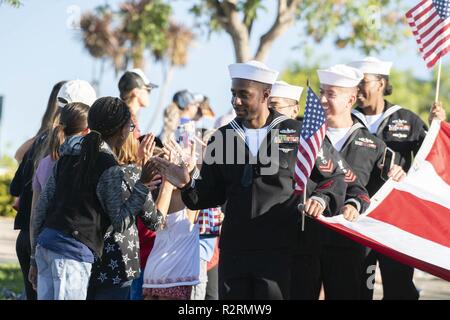 CHULA VISTA, Kalifornien (4. 2, 2018) Operations Specialist 2. Klasse Erwin Hill, von Memphis, Tenn., zugeordnet zu den amphibischen Angriff Schiff USS BONHOMME RICHARD (LHD 6) ermöglicht eine hohe - fünf auf die Zuschauer während der 13. jährlichen Ehren unsere Helden Veterans Day Parade von Veteran's Grundschule gehostet werden. Bonhomme Richard ist in seinen Heimathafen San Diego. Stockfoto