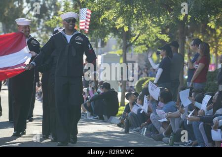 CHULA VISTA, Kalifornien (4. 2, 2018) Aviation Maintenance Administrationman 1. Klasse Jensen Sanders, aus Dayton, Ohio, der Amphibisches Schiff USS BONHOMME RICHARD (LHD 6) Märschen in die 13. jährliche Ehrung unseres Helden Veterans Day Parade von Veteran's Grundschule hosted zugeordnet. Bonhomme Richard ist in seinen Heimathafen San Diego. Stockfoto