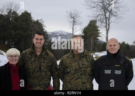 Us-Marines und Matrosen besuchen Oppdal, Norwegen während der Übung Trident Punkt 18, November 2, 2018. Trident Punkt 18 zeigt II Marine Expeditionary Force's Fähigkeit, zu implementieren, zu beschäftigen, und die Marine Air-Ground Task Force erneut bereitstellen, während die Verbesserung der Interoperabilität mit Verbündeten und Partnern. Stockfoto