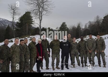 Us-Marines und Matrosen besuchen Oppdal, Norwegen während der Übung Trident Punkt 18, November 2, 2018. Trident Punkt 18 zeigt II Marine Expeditionary Force's Fähigkeit, zu implementieren, zu beschäftigen, und die Marine Air-Ground Task Force erneut bereitstellen, während die Verbesserung der Interoperabilität mit Verbündeten und Partnern. Stockfoto