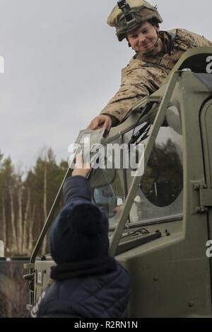 Us-Marines und Matrosen besuchen Oppdal, Norwegen während der Übung Trident Punkt 18, November 2, 2018. Trident Punkt 18 zeigt II Marine Expeditionary Force's Fähigkeit, zu implementieren, zu beschäftigen, und die Marine Air-Ground Task Force erneut bereitstellen, während die Verbesserung der Interoperabilität mit Verbündeten und Partnern. Stockfoto