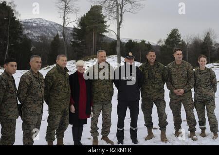 Us-Marines und Matrosen besuchen Oppdal, Norwegen während der Übung Trident Punkt 18, November 2, 2018. Trident Punkt 18 zeigt II Marine Expeditionary Force's Fähigkeit, zu implementieren, zu beschäftigen, und die Marine Air-Ground Task Force erneut bereitstellen, während die Verbesserung der Interoperabilität mit Verbündeten und Partnern. Stockfoto