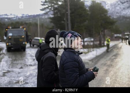 Us-Marines und Matrosen besuchen Oppdal, Norwegen während der Übung Trident Punkt 18, November 2, 2018. Trident Punkt 18 zeigt II Marine Expeditionary Force's Fähigkeit, zu implementieren, zu beschäftigen, und die Marine Air-Ground Task Force erneut bereitstellen, während die Verbesserung der Interoperabilität mit Verbündeten und Partnern. Stockfoto